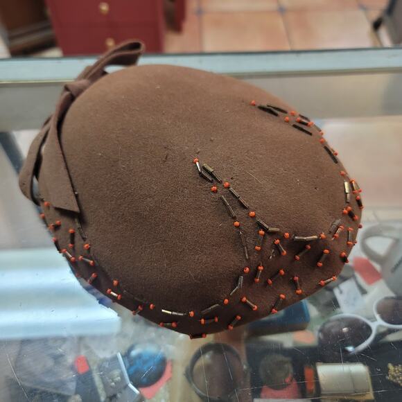 Vintage 1950's Ferncraft large felt wool Brown Coral beads hat caputlet - Picture 7 of 13